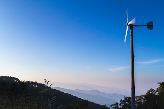 Turbina de vento na montanha