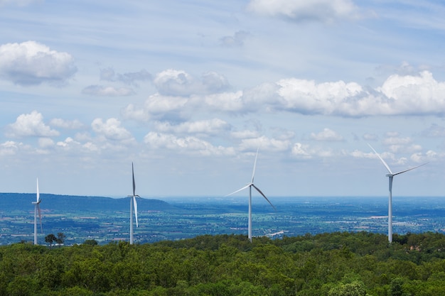 turbina eólica con cielo