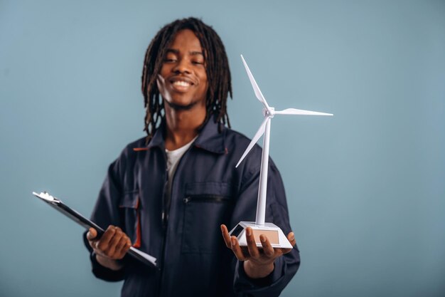 Turbina eólica de energia verde Homem preto está no estúdio contra um fundo suave