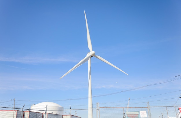 turbina eólica de pé contra um céu azul claro simbolizando sustentabilidade energia renovável a