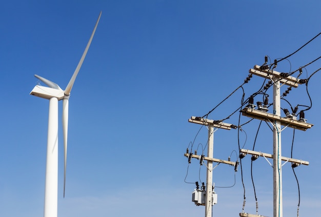 Turbina eólica e linhas de transmissão de energia