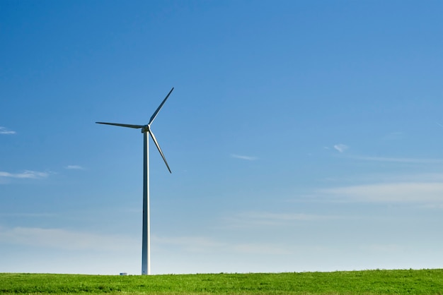 Turbina eólica em campo verde