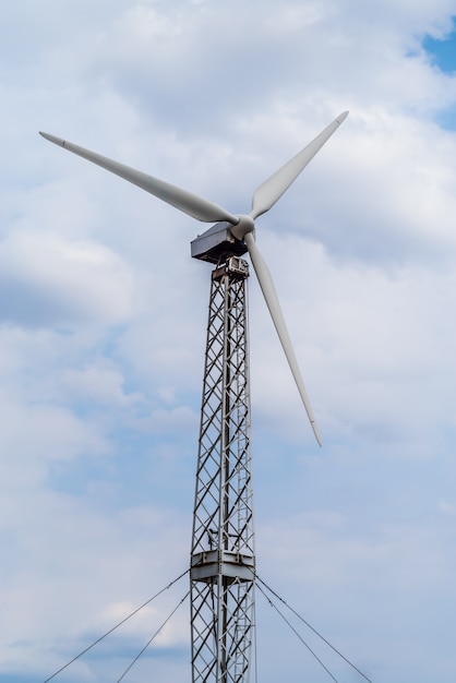 Turbina eólica em torre de metal contra céu nublado Rússia na região de Orenburg na zona rural