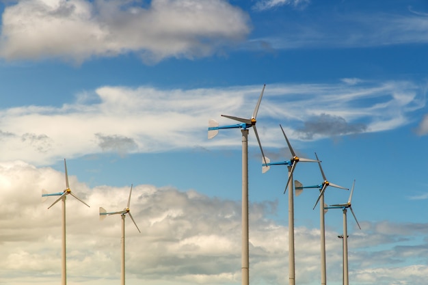 Foto turbina eólica, gerando eletricidade, moinhos de vento para o conceito de ecologia de energia elétrica