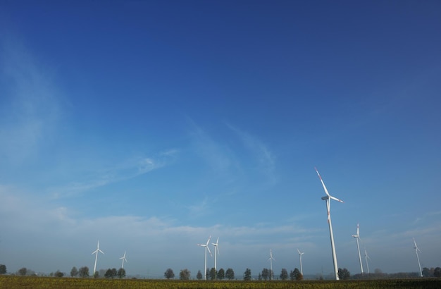 turbina eólica gerando energia elétrica renovável eco amigável no céu azul