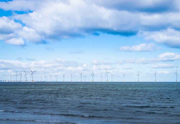 Turbina eólica marítima em um parque eólico em construção ao largo da costa da inglaterra