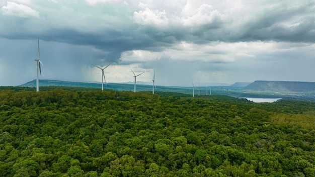 Turbina eólica na grama marrom sobre a montanha a tempestade azul nublada