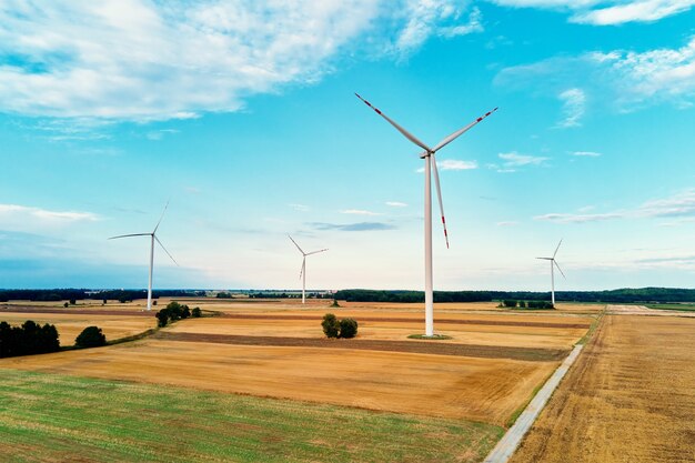 Turbina eólica no campo. Conceito de energia eólica