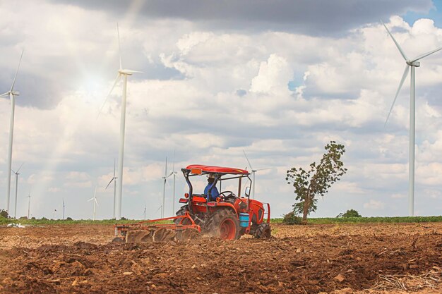 Turbina eólica no tractor grama marrom sobre a montanha o céu azul