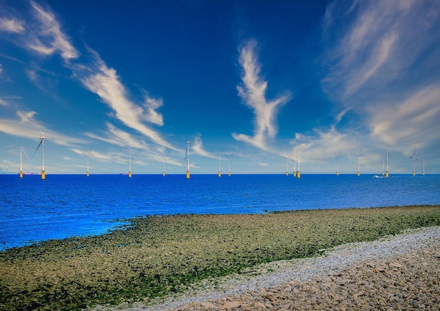 Turbina eólica offshore em um parque eólico em construção na inglaterra