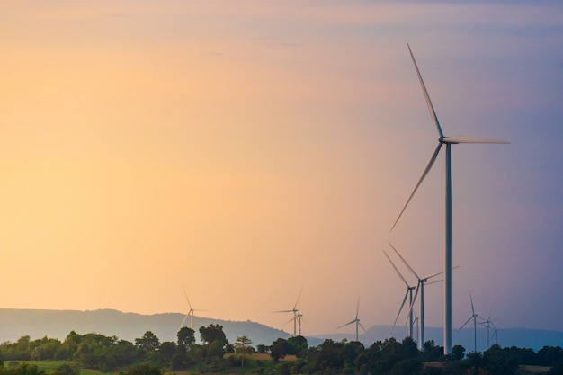 Turbina eólica Ubicada a lo largo de la colina Con el viento soplando todo el tiempo.