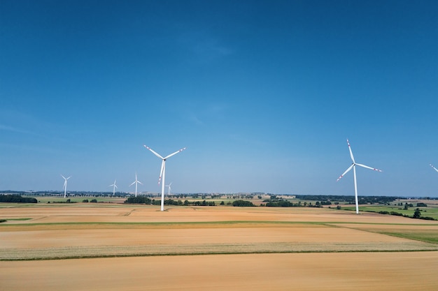 Turbina de molino de viento en el campo en verano. Generador de viento giratorio