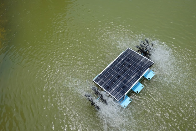 Turbina solar de agua en el estanque.