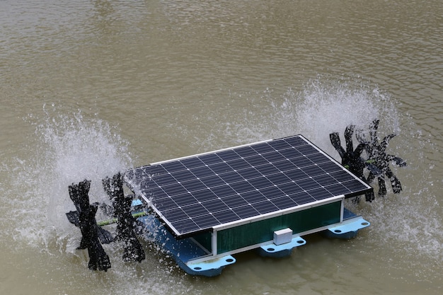 Turbina solar de agua en el estanque.