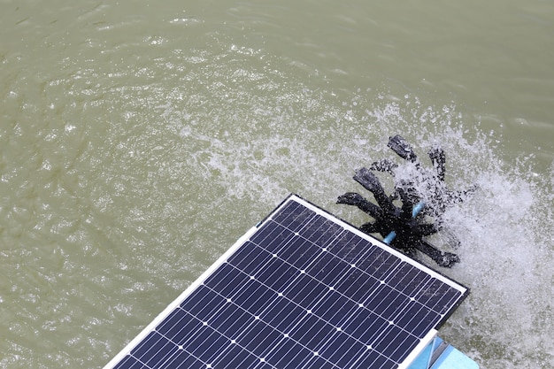 Turbina solar de agua en el estanque.