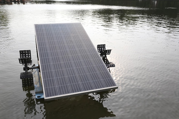 Foto turbina solar de água com sistema desligado numa lagoa