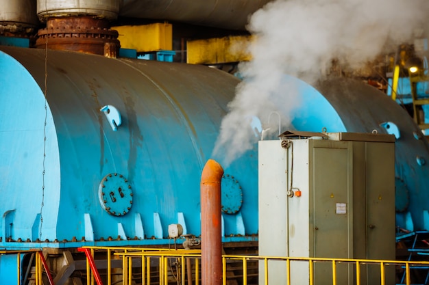 Turbina de vapor del generador de energía en una central térmica industrial