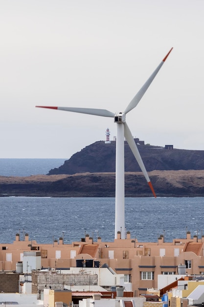 Turbina de viento en la ciudad cerca del mar