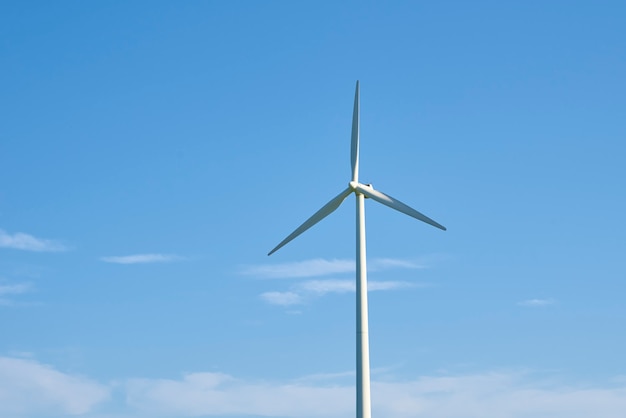 Turbina de viento contra el cielo azul. Concepto de energía eólica. Energía renovable para la protección del clima