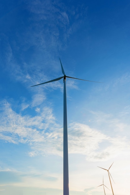 Turbina de viento contra el cielo