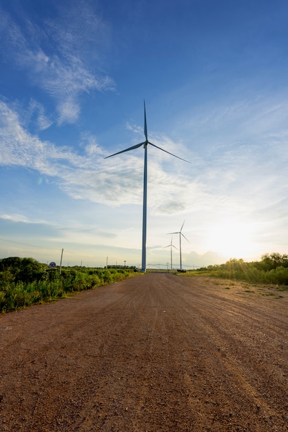 Turbina de viento contra el cielo