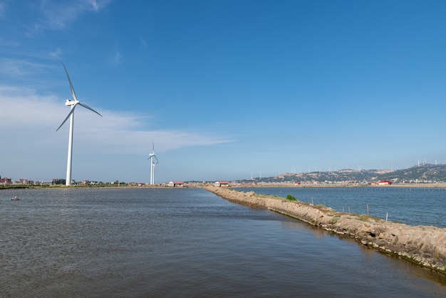 Turbina de viento de la costa bajo un cielo azul