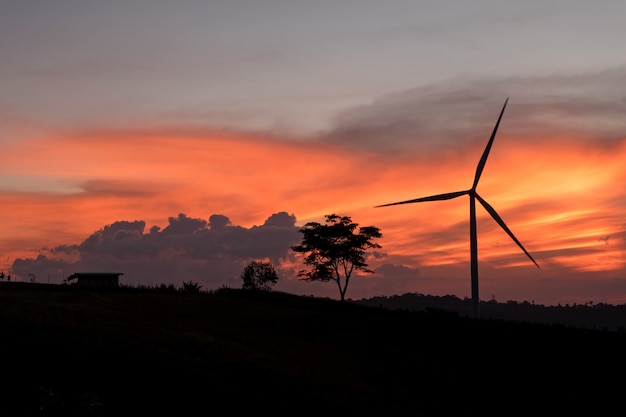 Turbina de viento y hermoso cielo