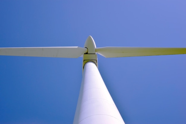 Una turbina de viento con la palabra viento en ella