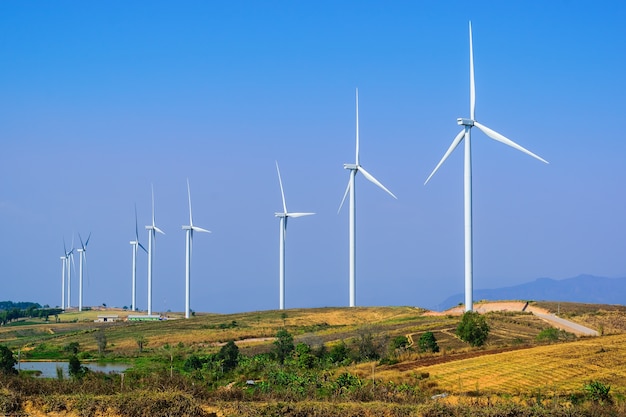 Turbina de viento para la producción de electricidad en las montañas y el cielo hermoso.