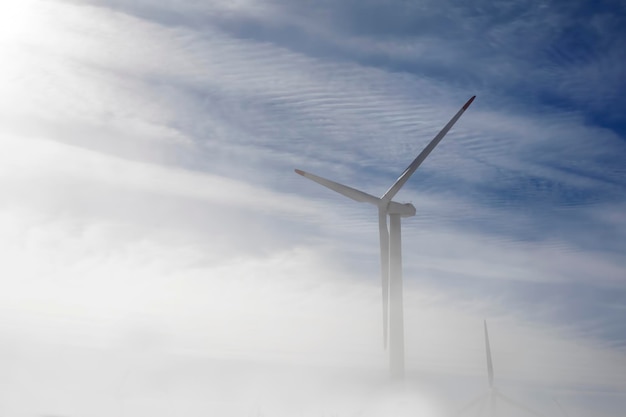 Turbina de viento que genera electricidad en un día brumoso