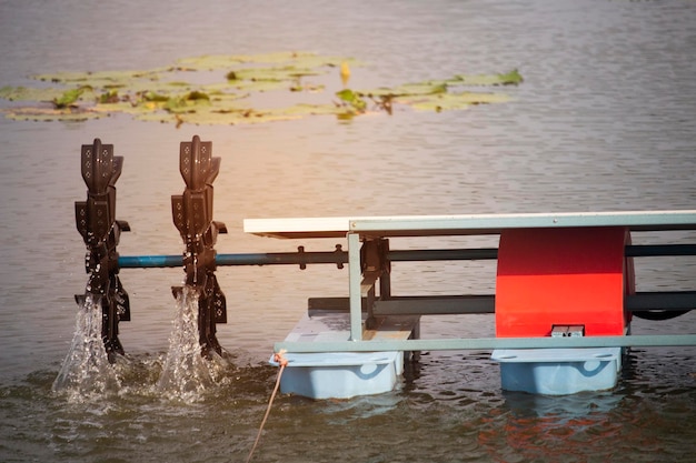 Las turbinas de agua flotante funcionan con celdas solares