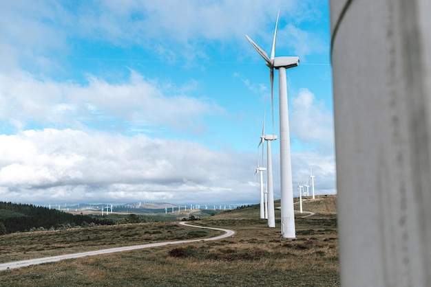 Foto turbinas eólicas en el campo contra el cielo