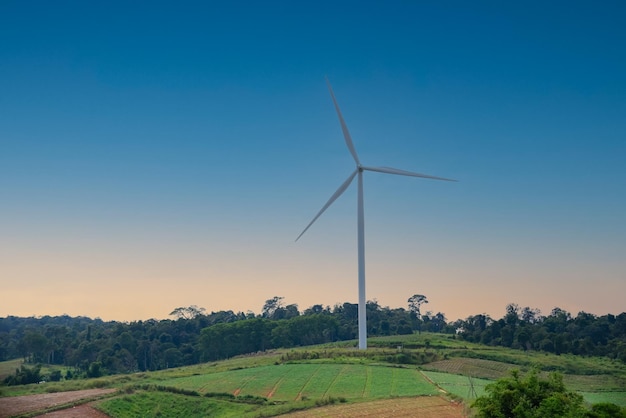 Turbinas eólicas em bela paisagem montanhosa ensolarada de verão outono