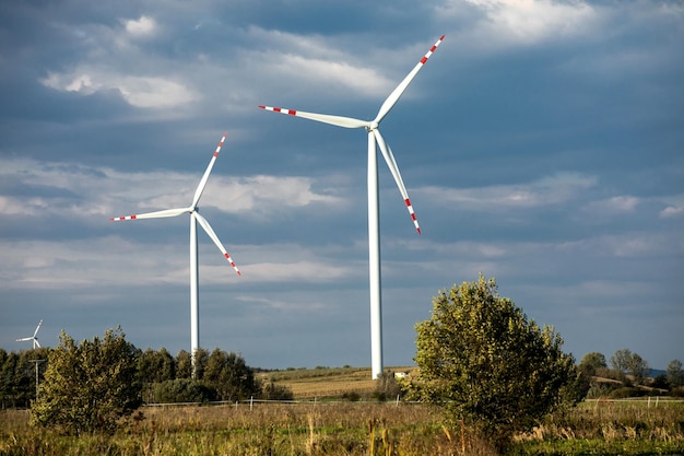 Turbinas eólicas em colinas verdes Grupo de moinhos de vento para produção de energia elétrica no verde