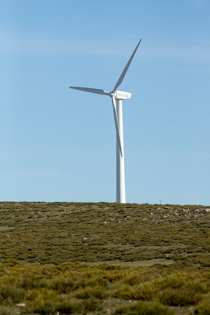 Turbinas eólicas em uma divisão montanhosa produzindo eletricidade pela força do vento