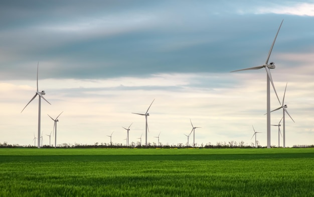 Turbinas eólicas gerando eletricidade com céu azul - conceito de conservação de energia