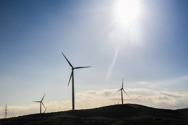 Turbinas eólicas gerando eletricidade com céu azul - conceito de conservação de energia.