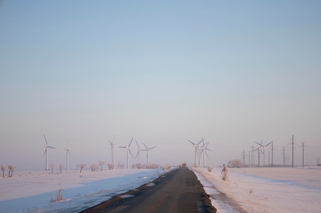 Las turbinas eólicas a lo largo de la carretera son energía eólica.