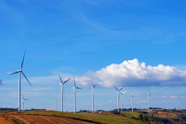 Turbinas eólicas na bela paisagem ensolarada de outono montanha