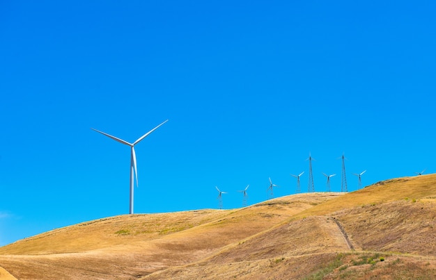 Foto turbinas eólicas na montanha, energia verde alternativa no futuro.