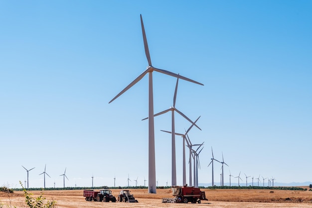 Turbinas eólicas na paisagem de terras agrícolas conceitos de energia limpa e energias renováveis