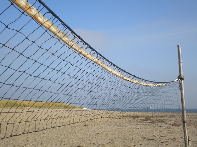 Turbinas eólicas na praia contra um céu claro
