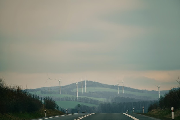 Turbinas eólicas paisagem conceito de energia verde vista panorâmica de um parque eólico com turbinas eólicos altas para geração de eletricidade com espaço de cópia