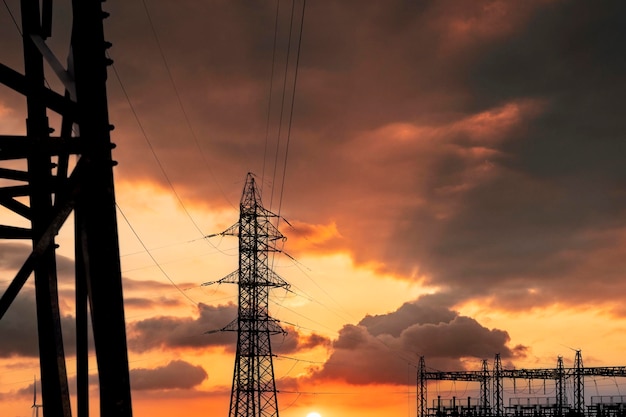 Turbinas eólicas para la producción limpia de electricidad en el campo de Lleida en Cataluña, España