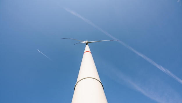 turbinas eólicas que generan electricidad contra el cielo azul