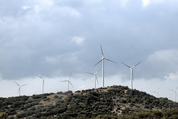 Foto turbinas eólicas en tierra contra el cielo