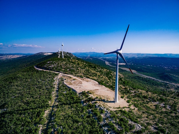 Turbinas eólicas Vista aérea de moinhos de vento na colina verde na Croácia