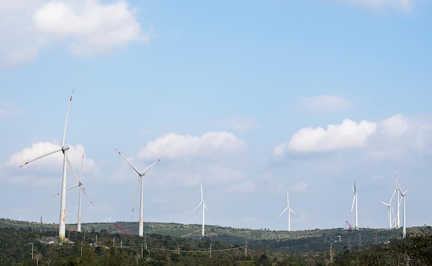 Turbinas de generador de viento en el parque eólico Concepto de energía alternativa