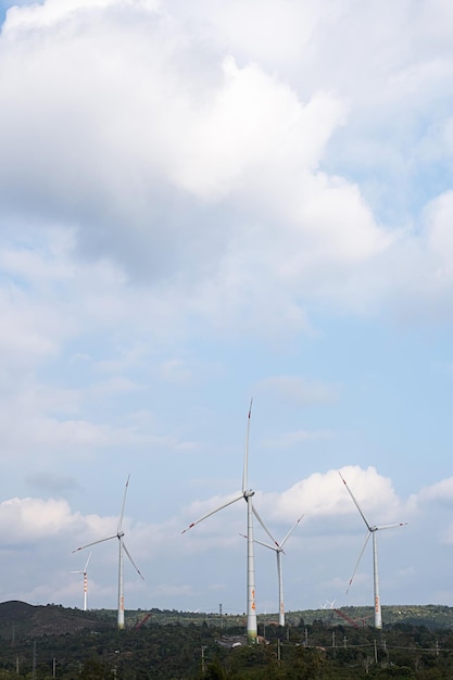 Turbinas de generador de viento en el parque eólico Concepto de energía alternativa