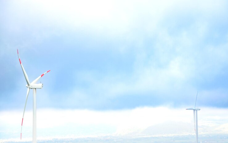 Turbinas de molinos de viento en la colina en Sicilia con fondo azul claro cielo claro